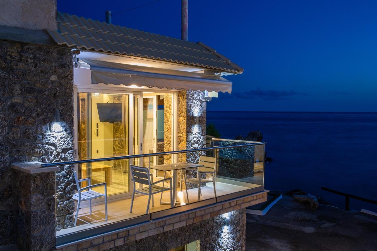 Black Rocks Family, Luxury Seafront Beach Maisonette Агиос-Гордиос Экстерьер фото