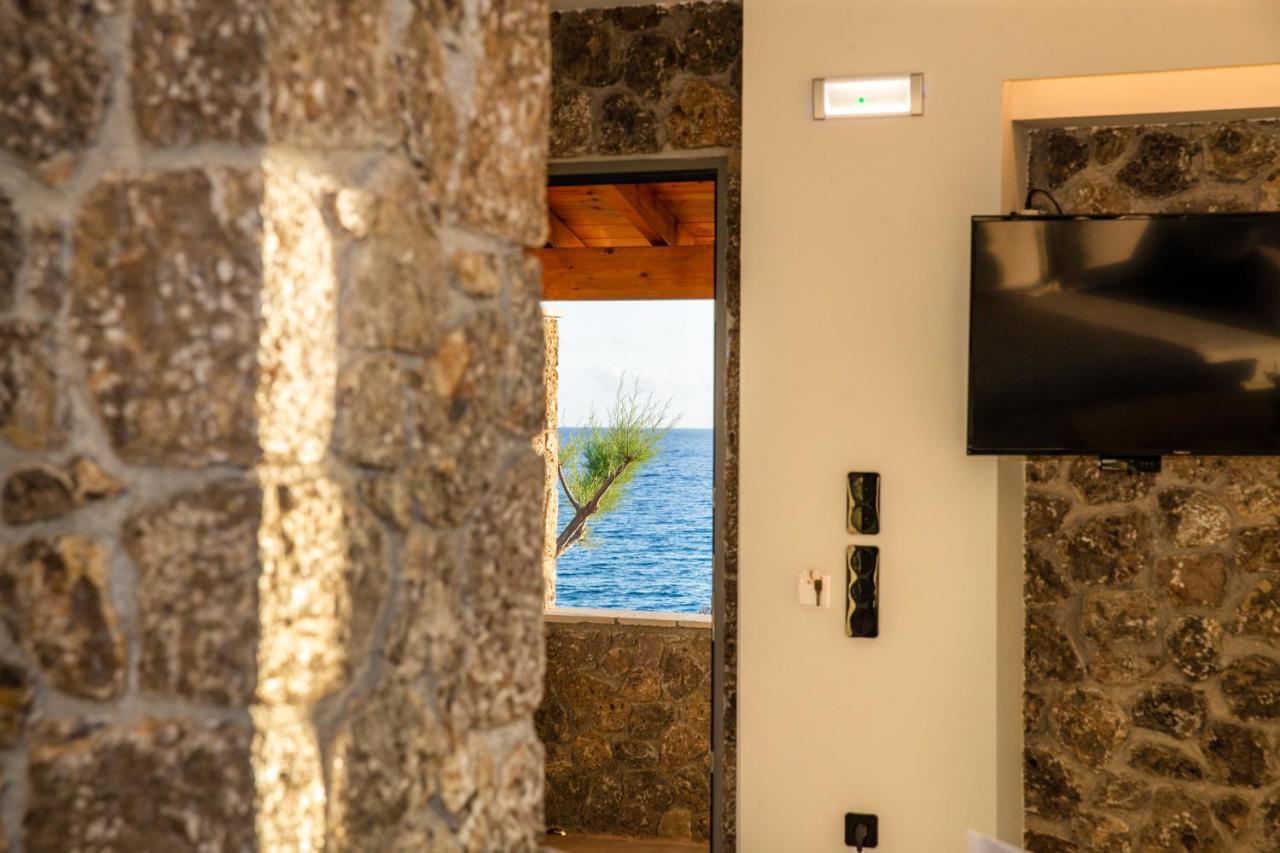 Black Rocks Family, Luxury Seafront Beach Maisonette Агиос-Гордиос Экстерьер фото