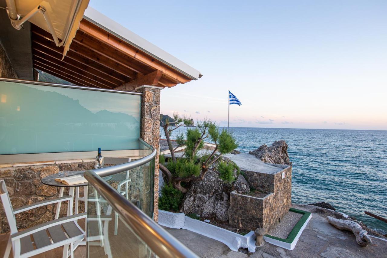 Black Rocks Family, Luxury Seafront Beach Maisonette Агиос-Гордиос Экстерьер фото