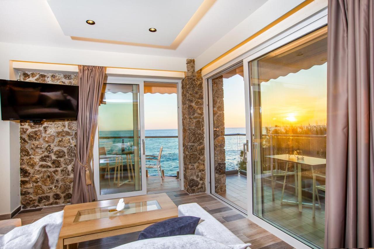 Black Rocks Family, Luxury Seafront Beach Maisonette Агиос-Гордиос Экстерьер фото